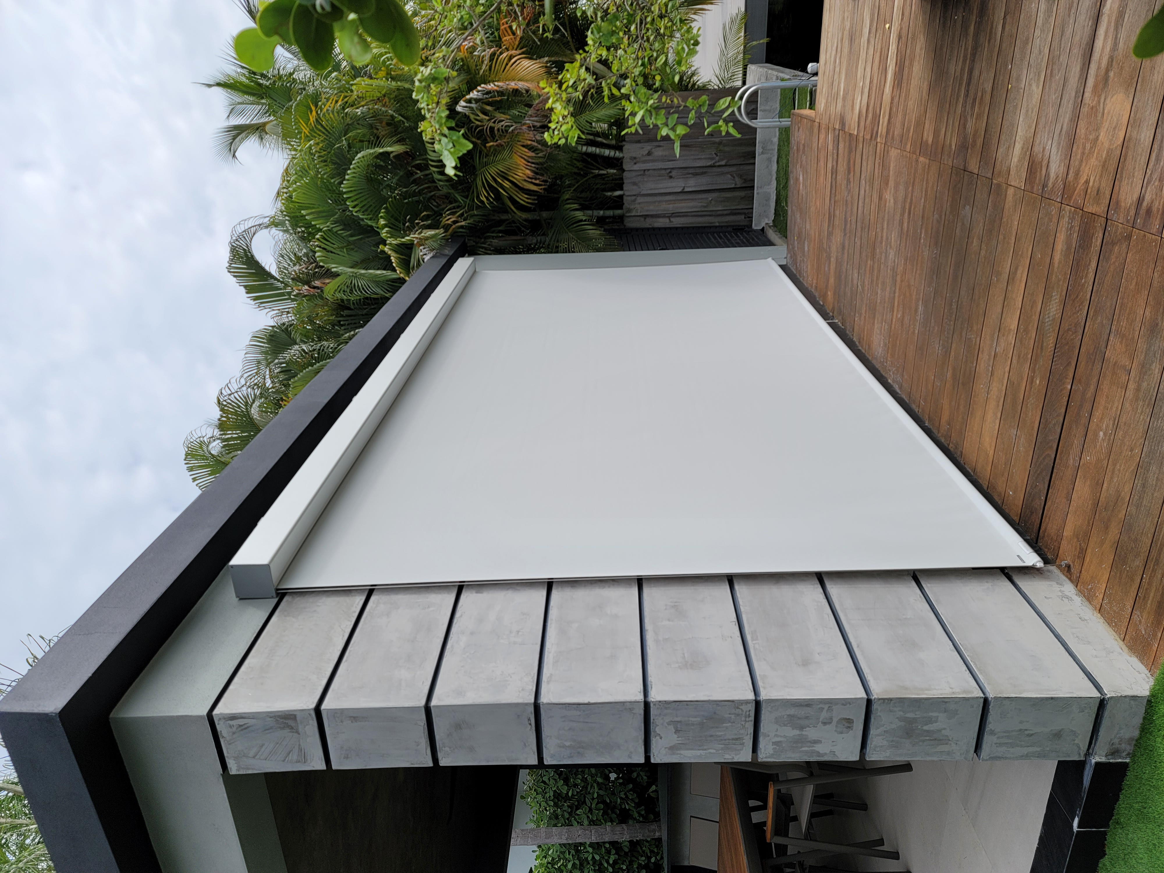 Outdoor motorized pergola shade